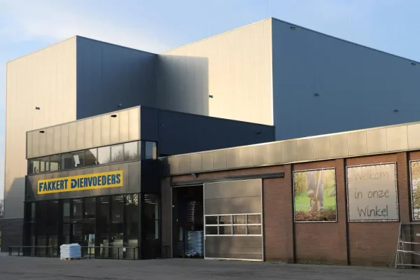 Uitbreiding-en-gevelrenovatie-Fakkert-Diervoeders_1-1200x803